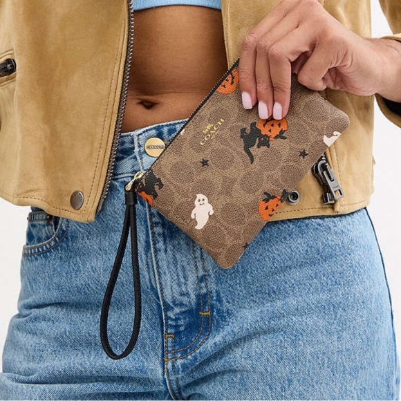 COACH | Corner Zip Wristlet In Signature Canvas With Halloween Print 🐈‍⬛🎃 - Picture 4 of 4